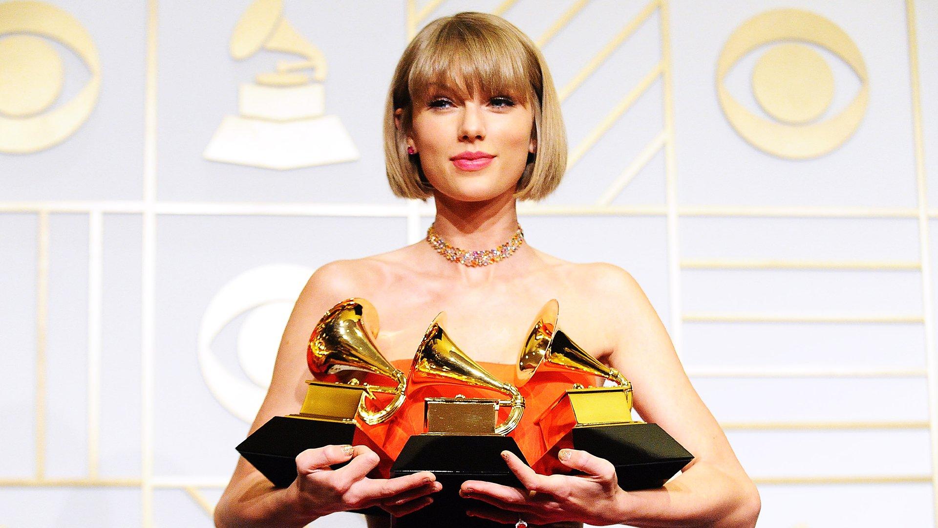 Taylor Swift hold her GRAMMY Awards from the 2016 GRAMMYs